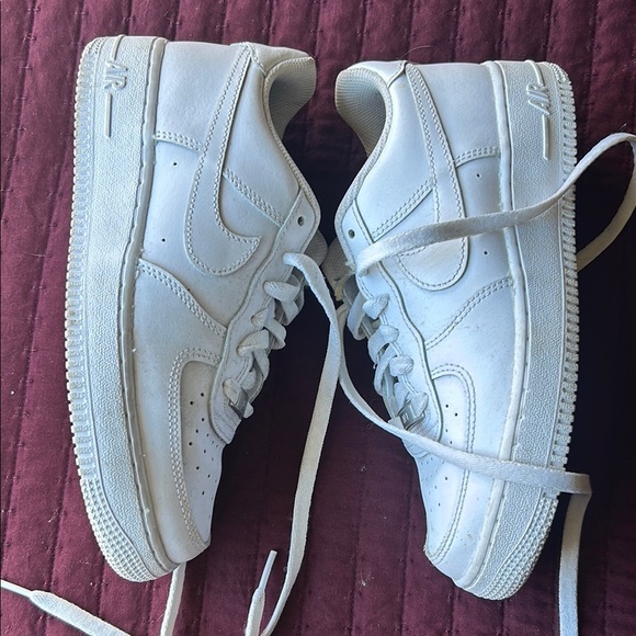 Nike White Sneakers for Everyday Wear - Picture 3 of 7